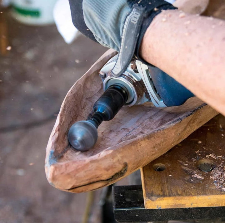 Meuleuse d'angle équipée de la boule creusant l'intérieur d'un bol en bois, utilisateur ganté 3