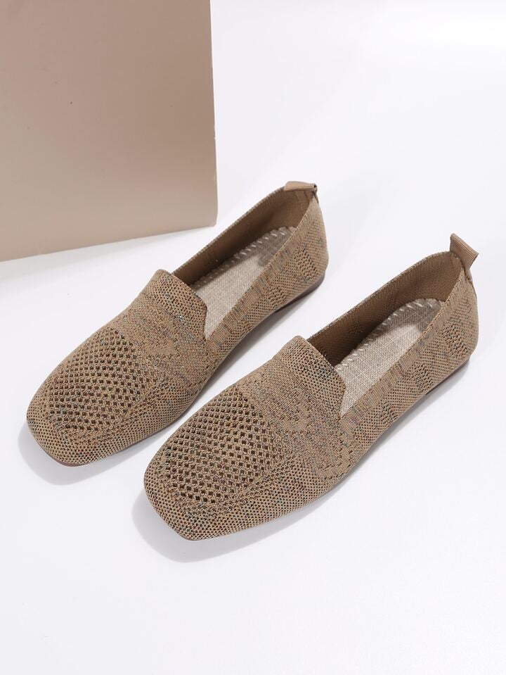Paire marron en mesh perforé posée à plat sur fond blanc, intérieur doublé de tissu clair cousu visible. 8
