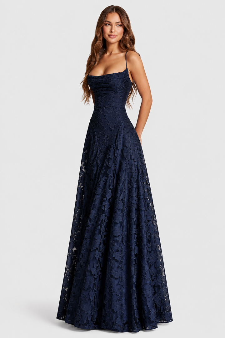 Robe bleu marine en dentelle florale, encolure drapée et jupe longue évasée, portée de face par une mannequin regardant sur le côté. 12