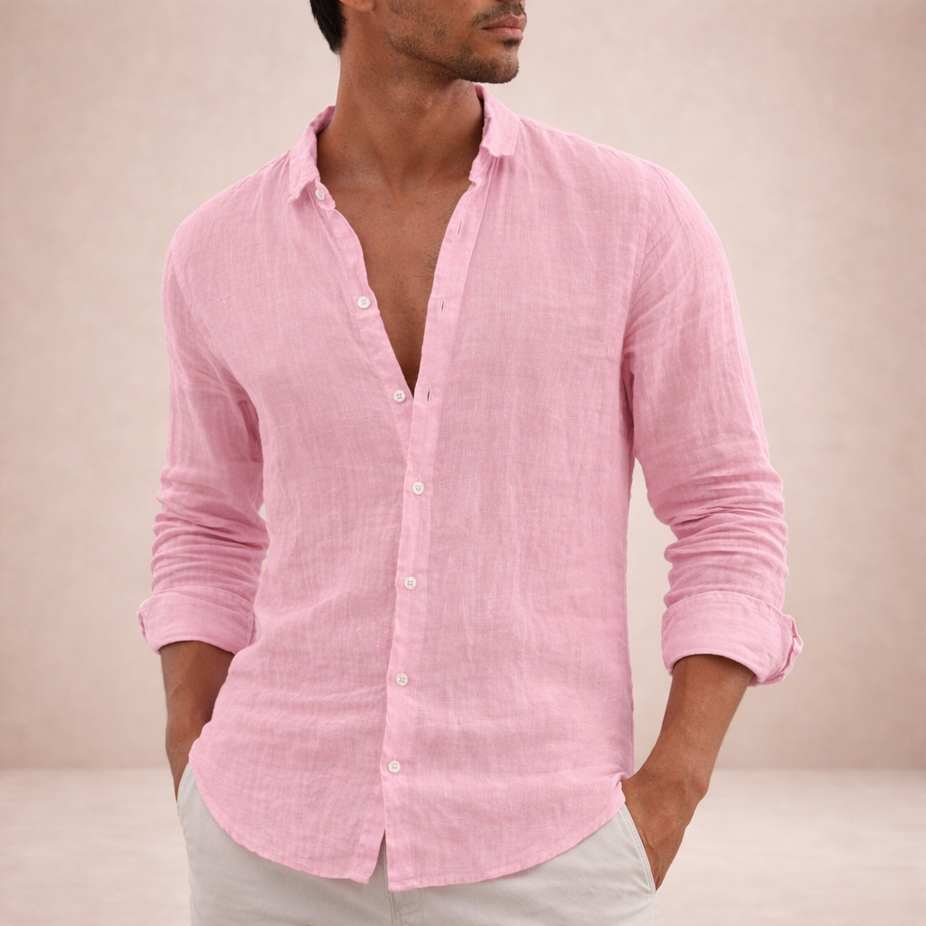 Chemise en lin rose portée par un homme les mains dans les poches, col ouvert et manches retroussées. 4