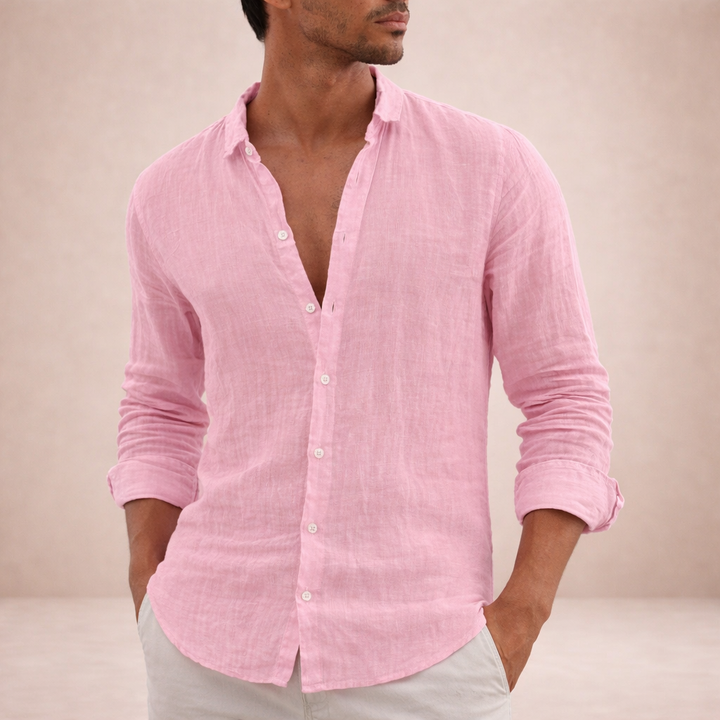 Chemise en lin rose portée par un homme les mains dans les poches, col ouvert et manches retroussées. 4