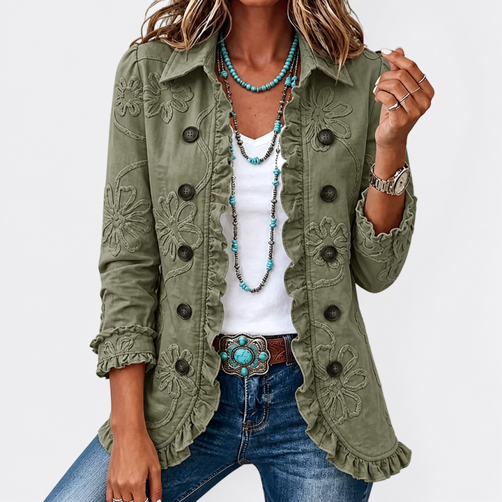 Veste vert sauge à broderies de fleurs en relief, volants sur le devant et aux poignets, portée ouverte sur un t-shirt blanc. 6