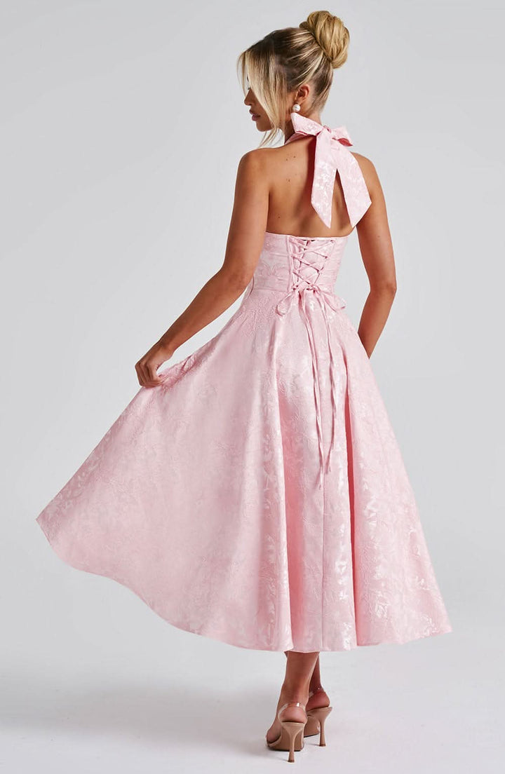 Dos de la robe rose pâle, avec grand nœud au cou, dos ouvert, laçage corset et jupe qui virevolte. 8