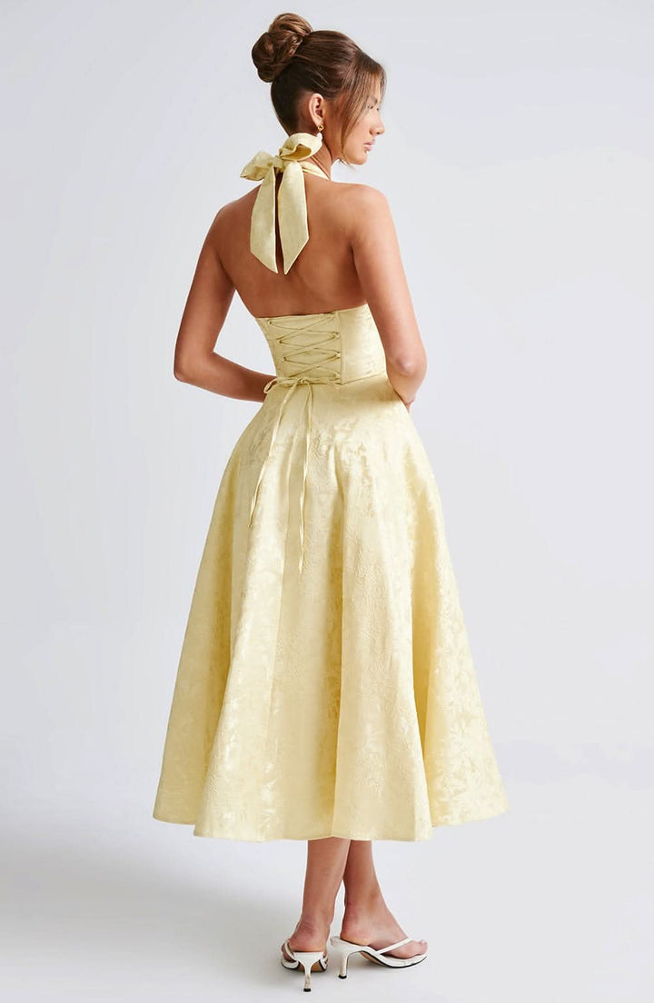 Dos de la robe jaune pâle, avec nœud au cou, laçage croisé du corset et longue jupe ample. 5