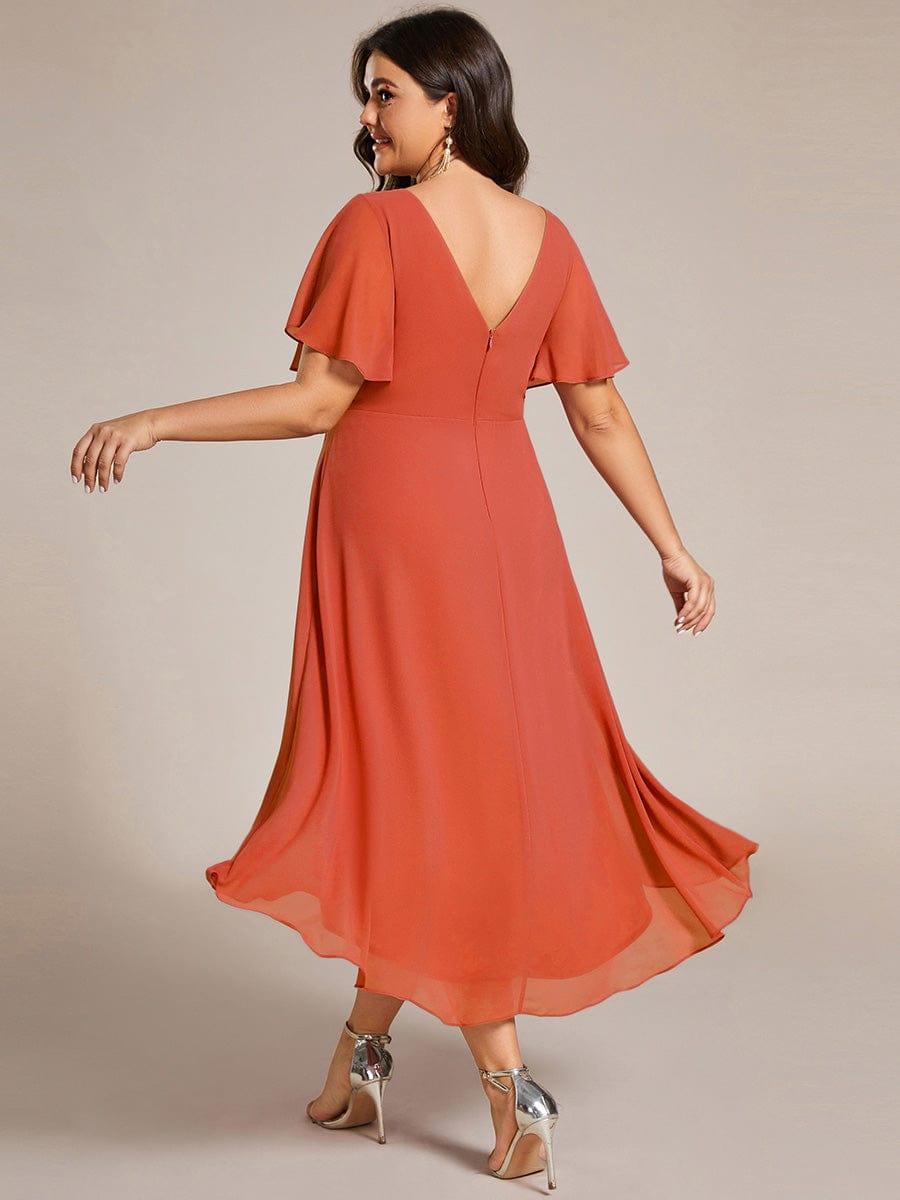 Vue de dos de la robe orange terracotta sur mannequin grande taille, dos en V et jupe fluide asymétrique 98