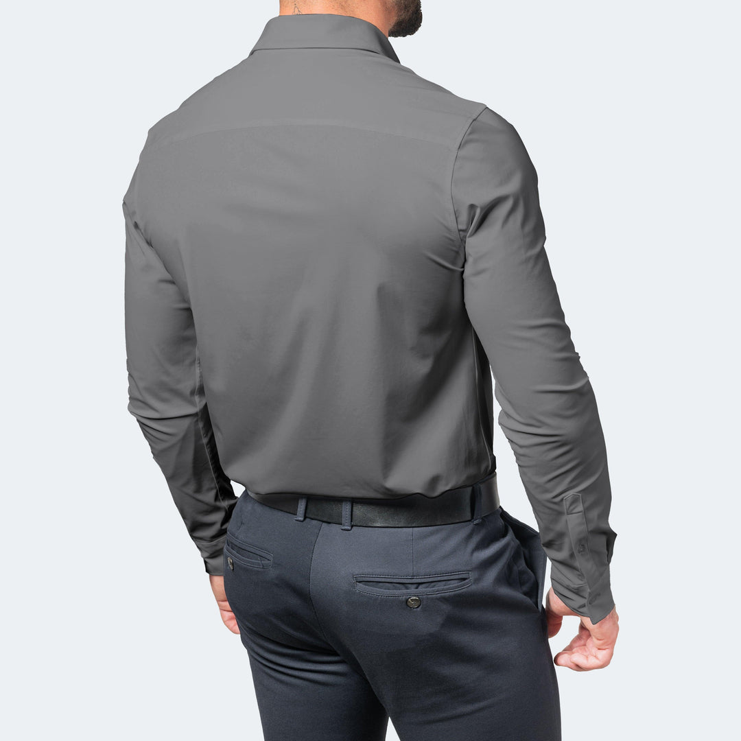Chemise grise vue de dos sur un modèle en pantalon sombre, montrant la coupe ajustée des épaules et du dos. 6