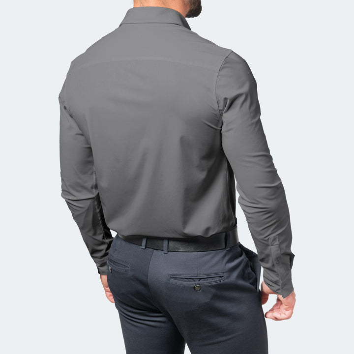 Chemise grise vue de dos sur un modèle en pantalon sombre, montrant la coupe ajustée des épaules et du dos. 6