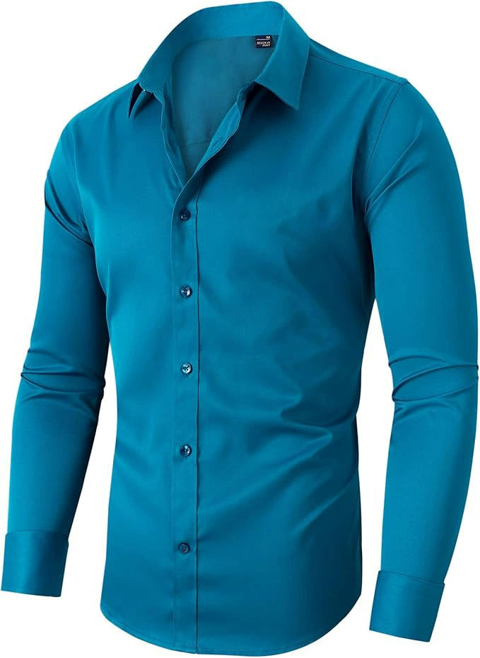 Chemise bleu canard à manches longues et poignets boutonnés, présentée en trois quarts sur fond blanc. 9