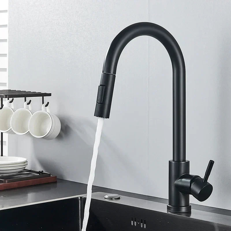 Robinet noir mat à bec haut et douchette, avec un jet d'eau, posé près d'un égouttoir à tasses et assiettes. 5