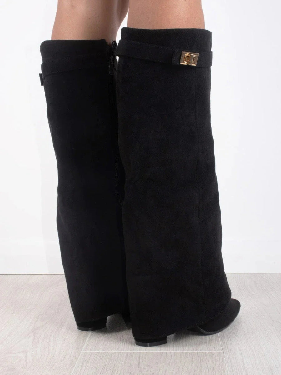 Vue de dos des bottes noires en daim montrant la boucle dorée sur la sangle et le zip au côté. 4