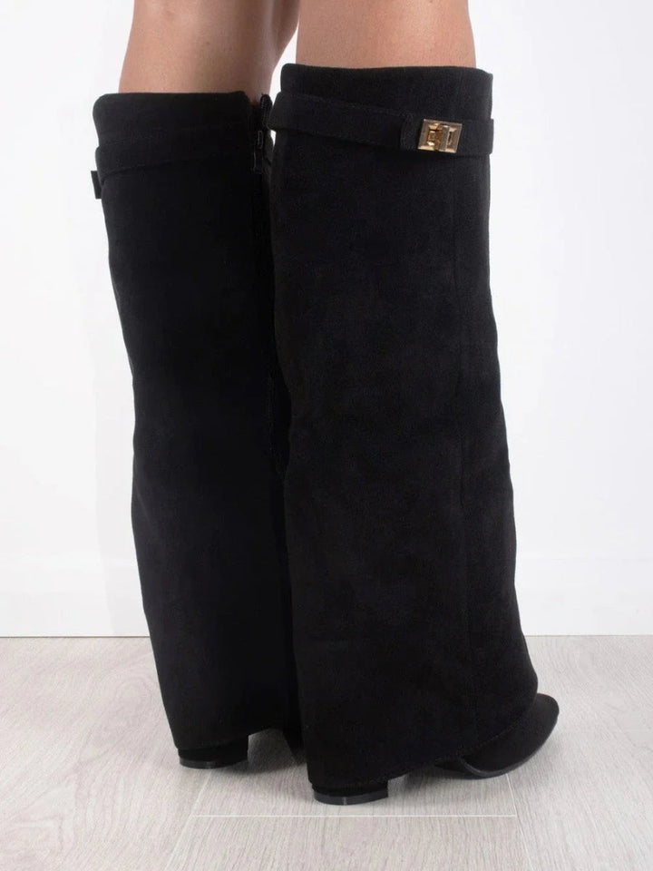 Vue de dos des bottes noires en daim montrant la boucle dorée sur la sangle et le zip au côté. 4