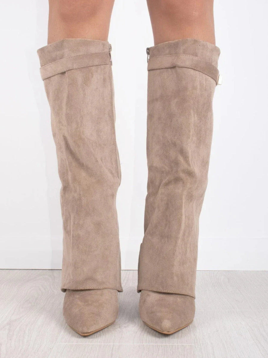 Vue de face des bottes beige taupe en daim à bout pointu, avec sangle et rabat sur le pied. 5