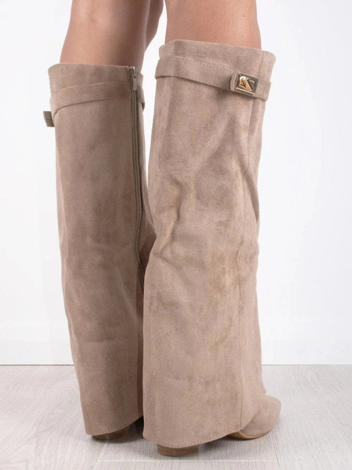 Vue de dos des bottes beige en daim avec zip de fermeture et boucle dorée sur la sangle du haut. 6