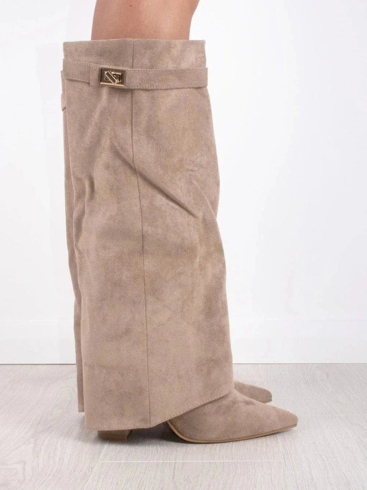 Vue de profil d'une botte haute beige en daim, boucle dorée sur la sangle et rabat sur le pied pointu. 7
