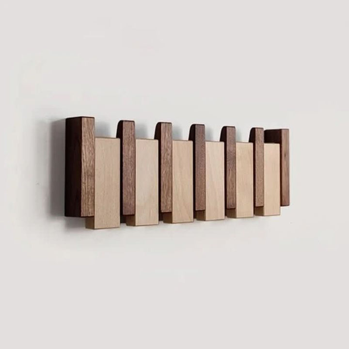 Petit modèle à six lattes alternant bois clair et bois foncé, fixé à un mur blanc, vu en biais. 2