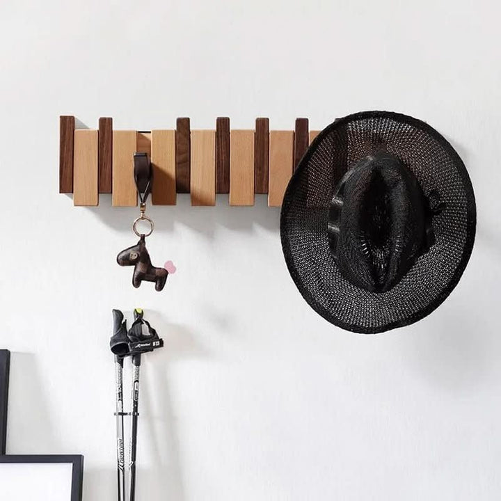 Porte-manteau mural bicolore garni d'un porte-clés cheval et d'un chapeau de paille noir, avec des bâtons de marche en dessous. 4