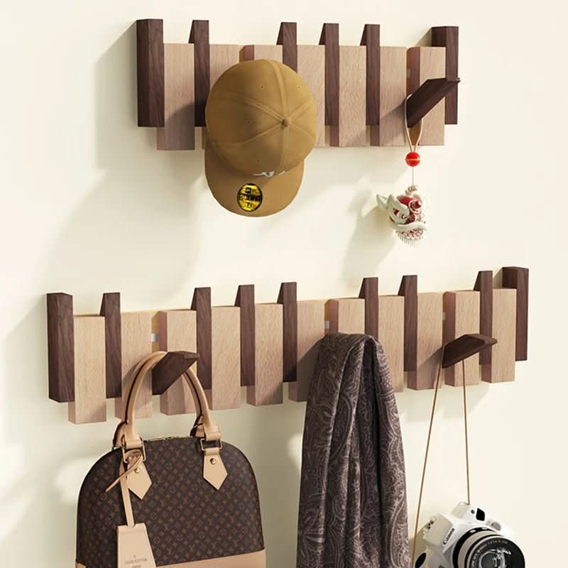 Deux porte-manteaux muraux superposés, chargés d'une casquette, d'un sac à main, d'une écharpe et d'un appareil photo. 6