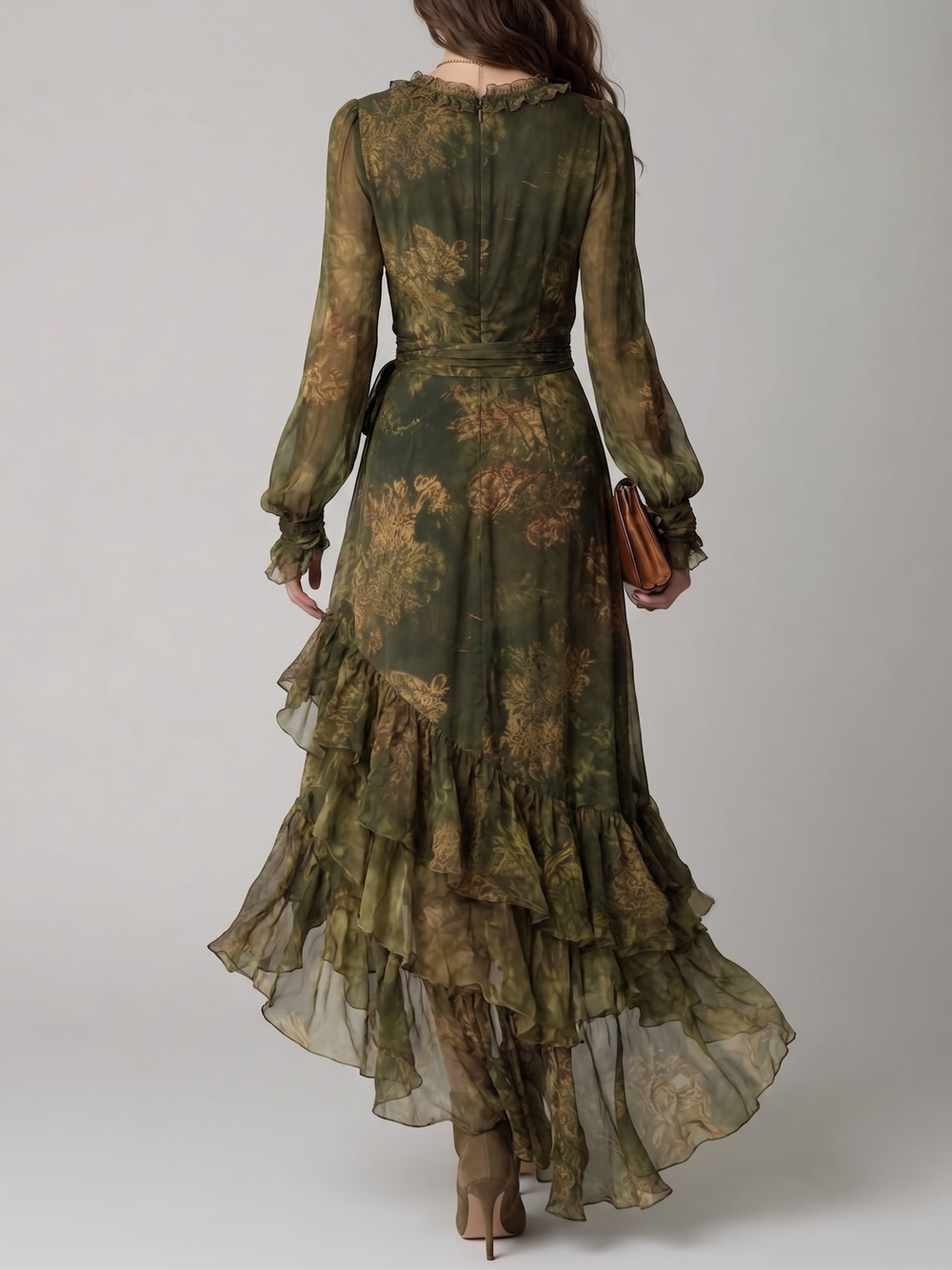 Robe vue de dos sur mannequin, montrant le zip dans le dos, la ceinture nouée et les volants étagés de l'ourlet. 2