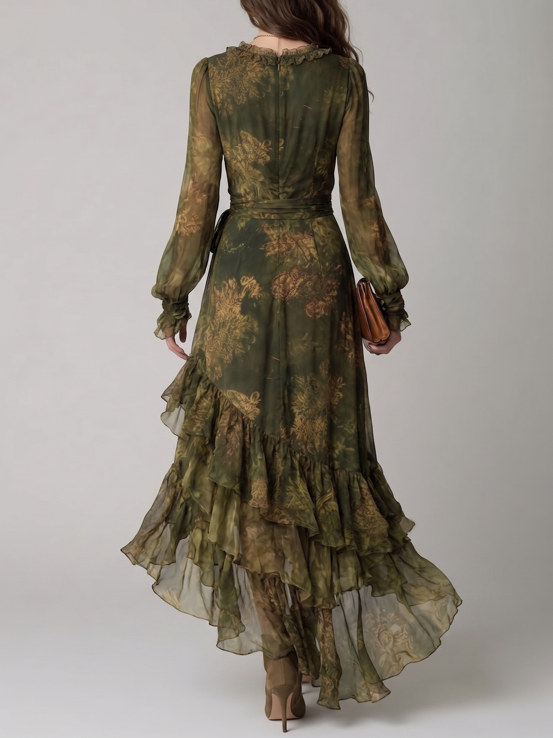 Robe vue de dos sur mannequin, montrant le zip dans le dos, la ceinture nouée et les volants étagés de l'ourlet. 2