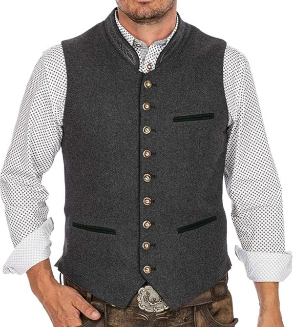 Homme portant le gilet gris à col montant et boutons métalliques sur une chemise blanche à petits motifs, vue de face, une main dans la poche. 1