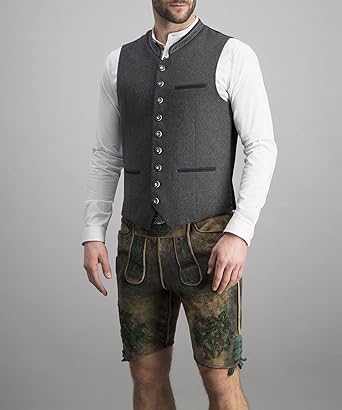 Homme en pied portant le gilet gris boutonné sur une chemise blanche à manches longues, avec une culotte courte en cuir brodée. 2