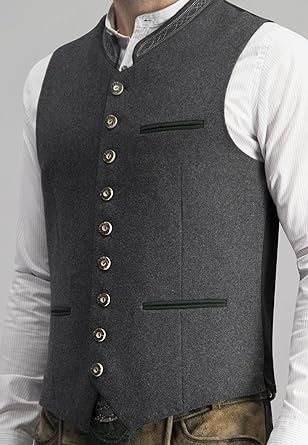 Gros plan en trois quarts sur le gilet gris : col montant brodé, rangée de boutons métalliques et poches passepoilées de vert. 3
