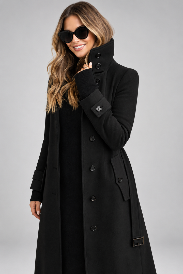 Manteau noir à col montant boutonné, détail de la patte de manche, porté sur fond gris 5