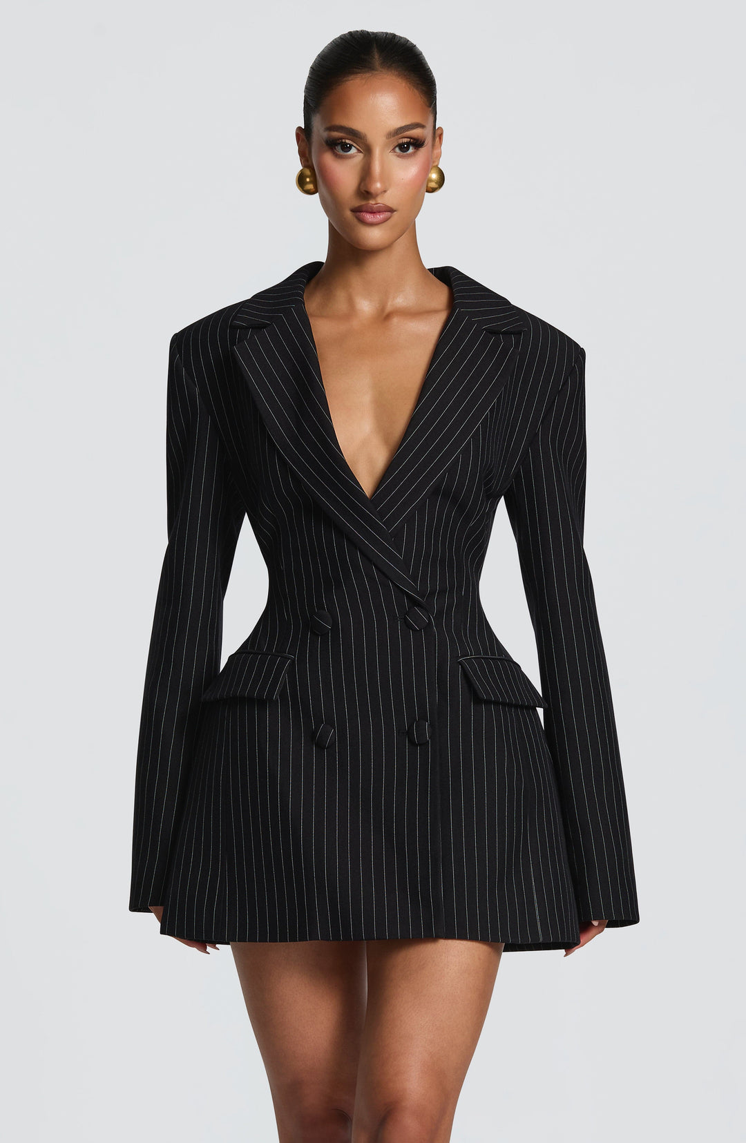 Robe blazer noire à fines rayures claires, double boutonnage, col cranté plongeant et jupe évasée, vue de face. 20