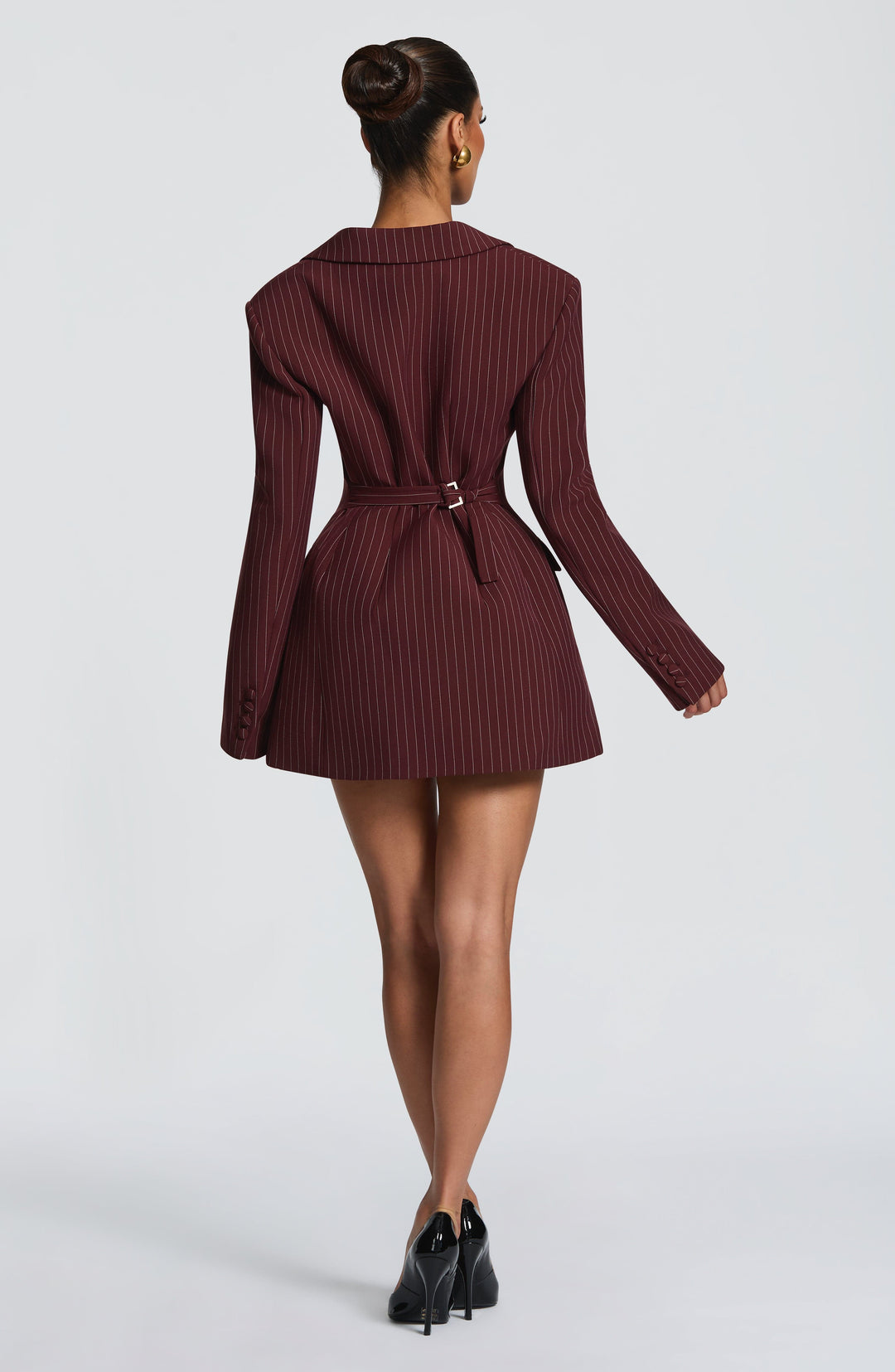 Vue de dos de la robe blazer bordeaux à rayures, avec ceinture à double boucle dans le dos et boutons aux manches. 29