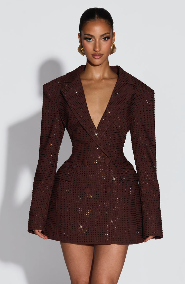 Robe blazer marron entièrement ornée de petits strass scintillants, col cranté plongeant, taille cintrée et boutons recouverts de tissu. 19