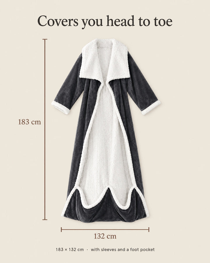 Peignoir présenté à plat sur fond beige, avec cotes de longueur et de largeur, ses manches et sa poche pour les pieds. 7