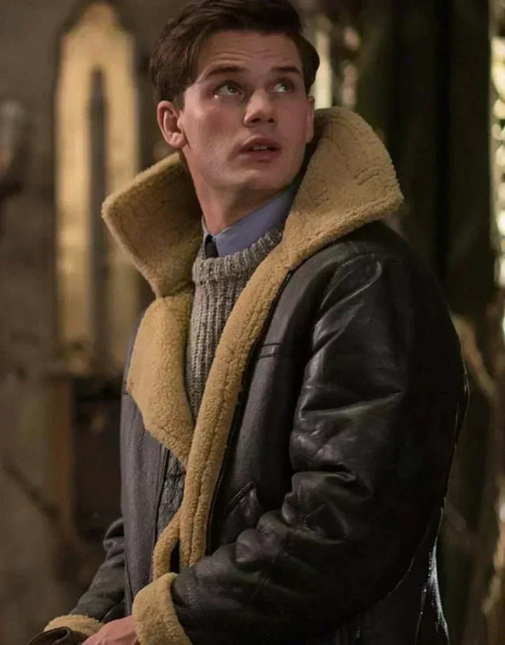 Jeune homme levant les yeux, veste en cuir sombre au grand col rabattu doublé de laine beige 5