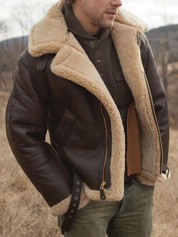 Veste en cuir brun à doublure beige portée dehors, fermeture éclair dorée visible et ceinture à œillets 8