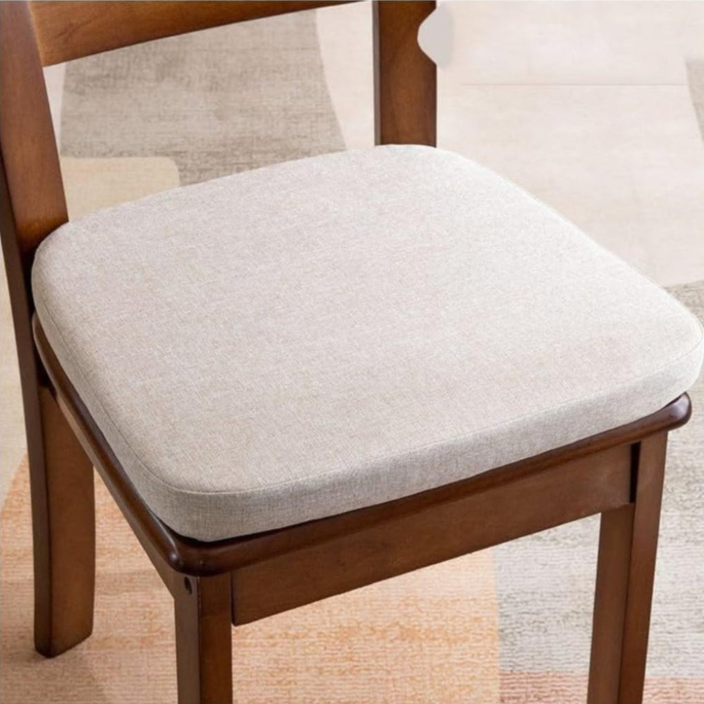 Coussin blanc cassé à bords arrondis installé sur une chaise en bois brun 4