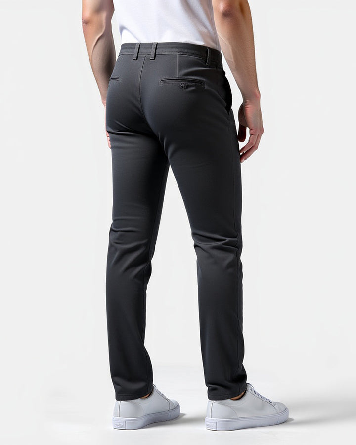 Chino anthracite vu de dos sur un modèle, montrant la poche arrière boutonnée et la coupe ajustée, baskets blanches. 8