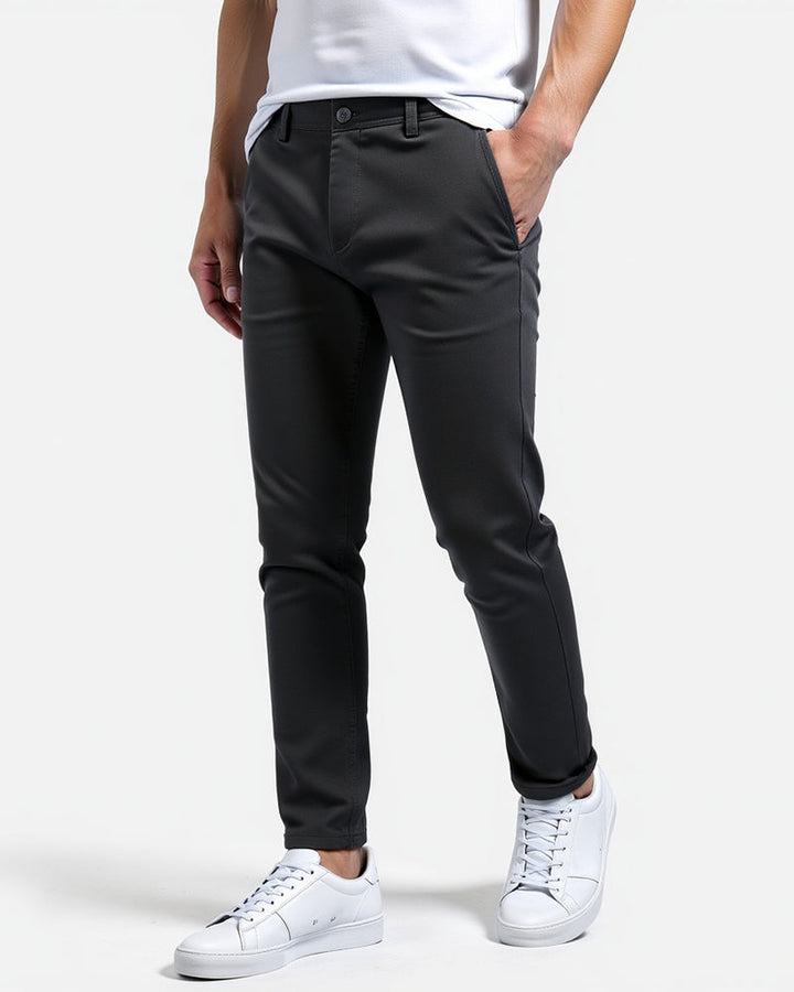 Chino noir ou gris anthracite porté de trois quarts, bas retroussé, avec un t-shirt blanc et des baskets blanches. 6