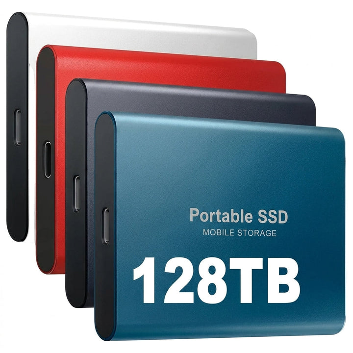 Quatre disques SSD portables alignés en éventail, en argent, rouge, bleu nuit et bleu, avec leurs ports USB-C visibles sur la tranche. 1