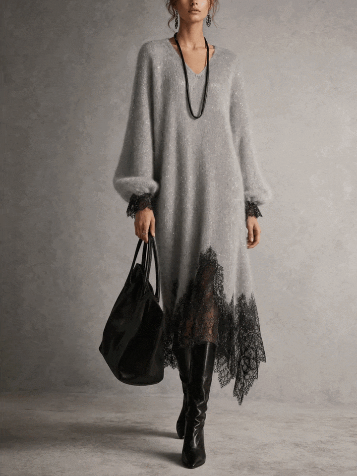 Vue de face de la robe grise portée avec un sac noir, ourlet en dentelle noire asymétrique 2