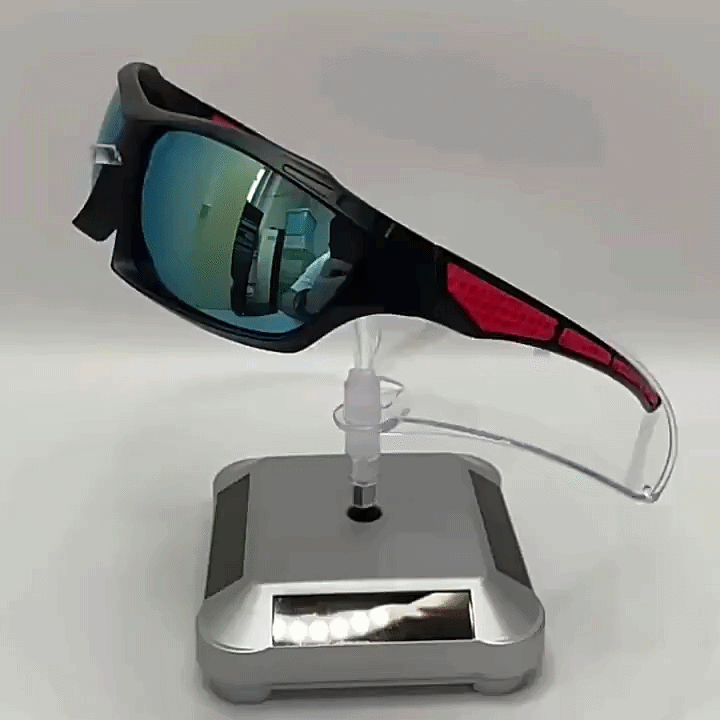 Lunettes à verres miroir posées sur un présentoir transparent avec socle argenté 4