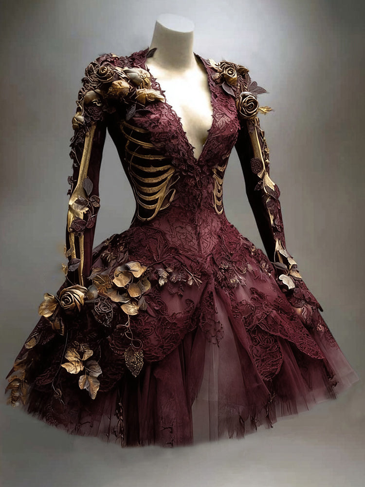 Même robe en version bordeaux sur mannequin, avec squelette doré, dentelle, roses en relief et jupe de tulle. 2