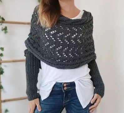 Gros plan en gris foncé sur le buste: maille ajourée, col drapé et manches côtelées sur t-shirt blanc. 3