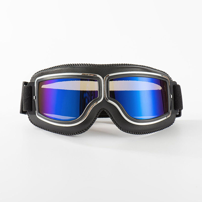 Lunettes à contour noir et monture chromée avec verres miroir bleu irisé, sangle élastique noire, sur fond blanc. 6