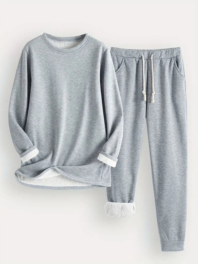 Ensemble gris clair pull à col rond et pantalon à poches, doublure peluche visible aux manches 7