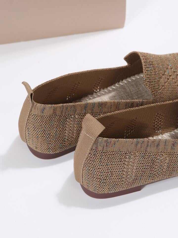 Détail des talons de la paire marron en maille: languette de talon, doublure intérieure et semelle plate marron. 9