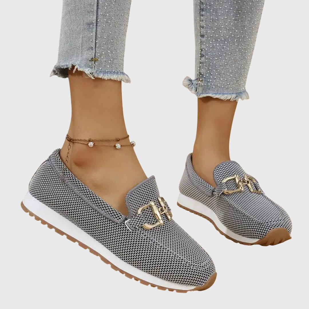 Mocassins en mesh gris foncé portés, vue de côté, boucle dorée et semelle blanche 3