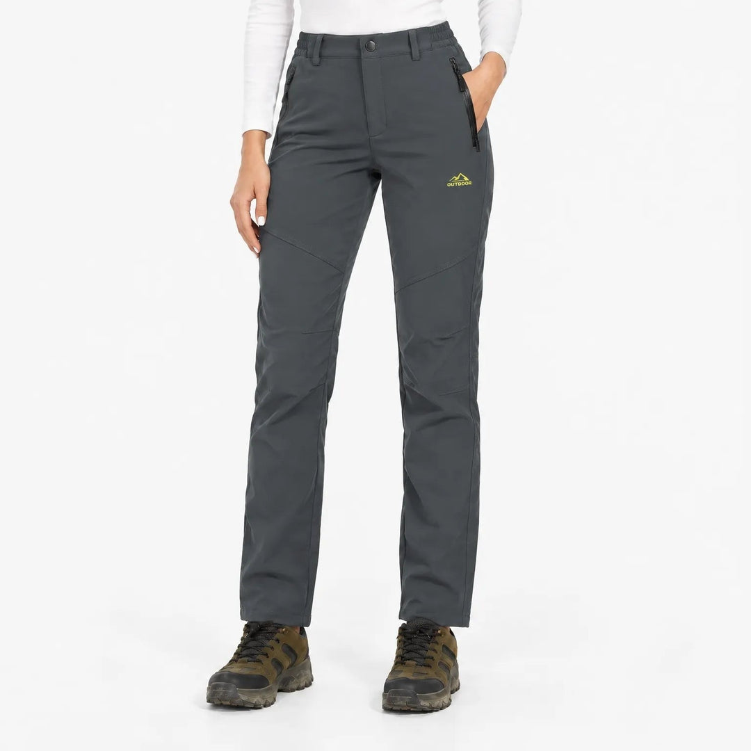 Pantalon gris anthracite porté de face par une mannequin sur fond blanc 11