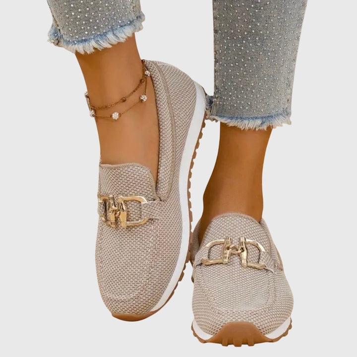 Mocassins beiges en maille portés par une femme, vue de face avec boucle dorée 1