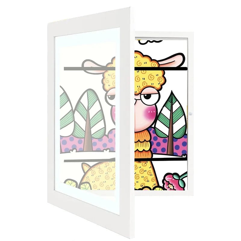 Cadre blanc vu de trois quarts, porte vitrée ouverte, laissant voir un dessin coloré d'animal et d'arbres. 4
