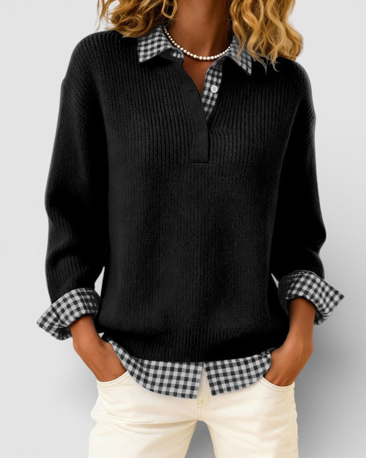 Pull noir en maille côtelée porté par un mannequin, mains dans les poches, avec col et manchettes vichy noir et blanc. 5