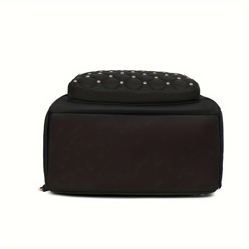 Dessous du sac noir posé à plat, base rectangulaire et bas de la poche clouté 8